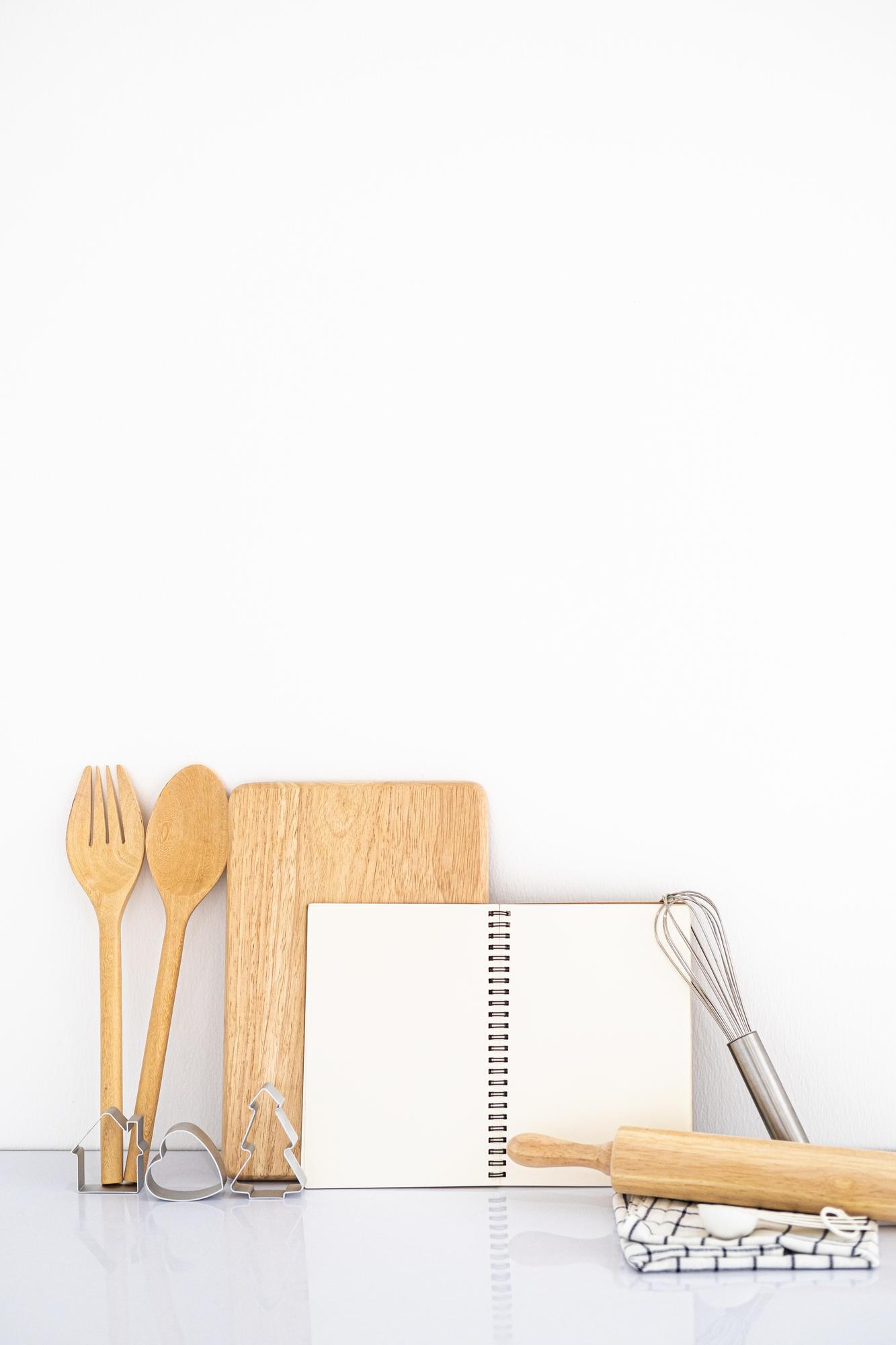 Interno di cucina con luce naturale e banco lavorazione